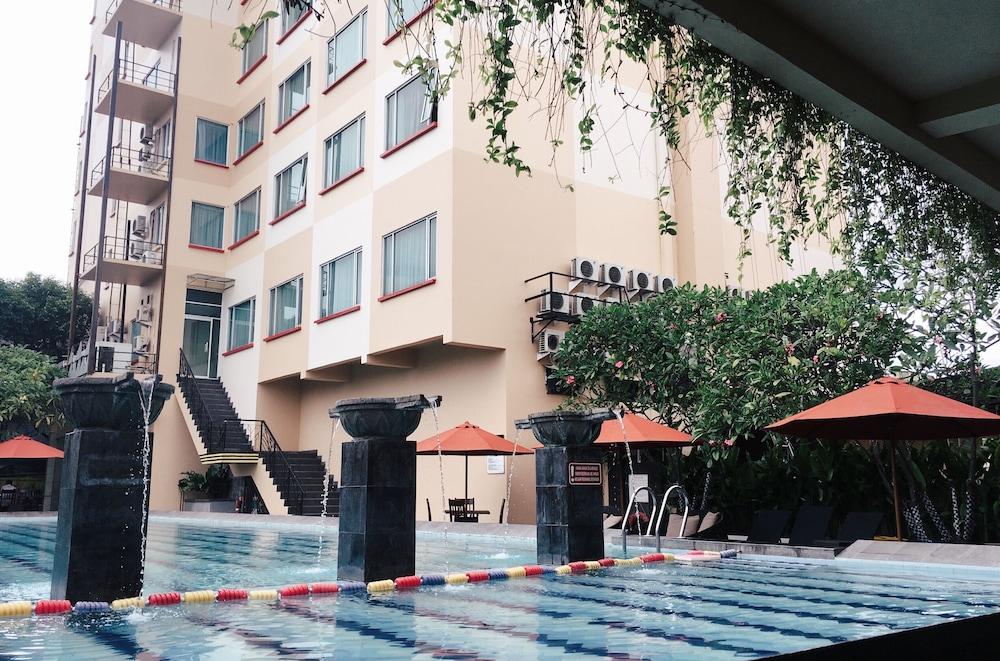 Grand Zuri Dumai Hotel Bagian luar foto