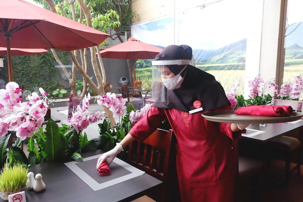Grand Zuri Dumai Hotel Bagian luar foto